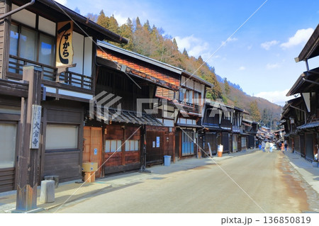 【長野県】晴天の奈良井宿の街並み 【長野県】晴天の奈良井宿の街並み 136850819
