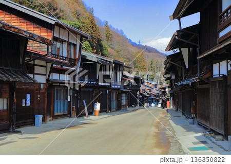 【長野県】晴天の奈良井宿の街並み 136850822