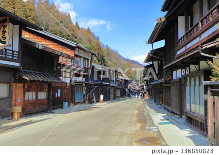 【長野県】晴天の奈良井宿の街並み 136850823