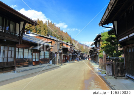 【長野県】晴天の奈良井宿の街並み 【長野県】晴天の奈良井宿の街並み 136850826