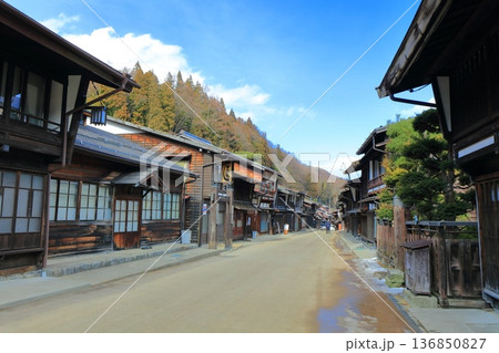 【長野県】晴天の奈良井宿の街並み 136850827