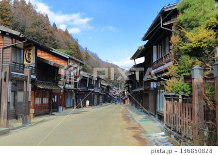 【長野県】晴天の奈良井宿の街並み 136850828