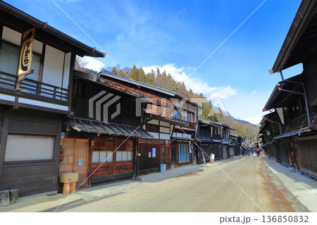【長野県】晴天の奈良井宿の街並み 136850832