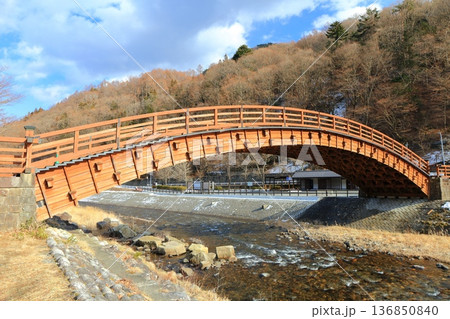 【長野県】晴天の木曽の大橋(奈良井宿) 【長野県】晴天の木曽の大橋(奈良井宿) 136850840