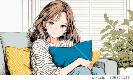 ソファでクッションを抱えてくつろぐ若い女性