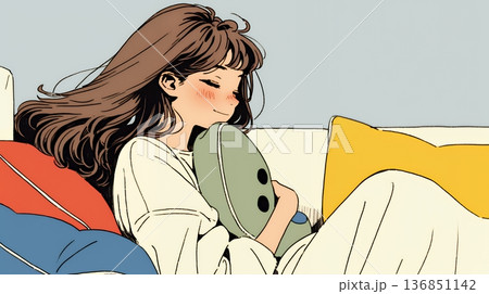 ソファでクッションを抱えてくつろぐ若い女性