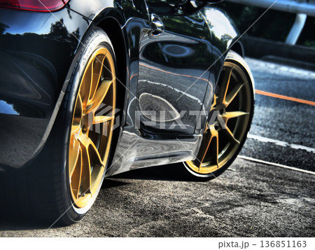 艶々の黒いスポーツカー 136851163