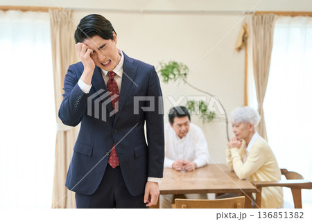 介護の負担で悩むアジア人ビジネスマン 136851382