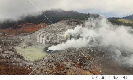 霧の中噴気を吐く硫黄山　空撮 136851413
