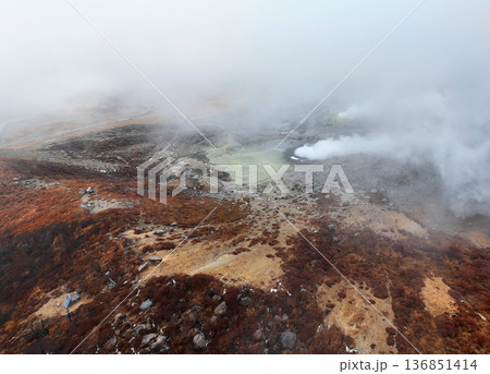 霧の中噴気を吐く硫黄山 空撮 霧の中噴気を吐く硫黄山 空撮 136851414