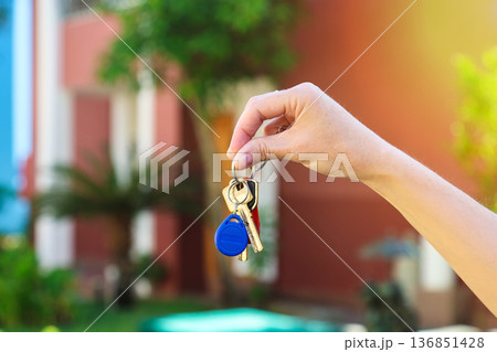 A bunch of house keys in a woman's hand, close-up 136851428