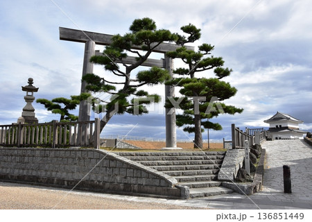 桑名市　七里の渡跡伊勢国一の鳥居と蟠龍櫓 136851449