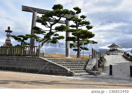 桑名市　七里の渡跡伊勢国一の鳥居と蟠龍櫓 136851450