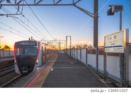 夕日を浴びて走る通勤電車 北総線大町駅 夕日を浴びて走る通勤電車 北総線大町駅 136851507