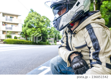 休憩するライダー 東京 休憩するライダー 東京 136851542