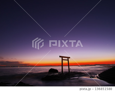秋の知多半島 夕焼けに染まる空を背景に建つつぶてヶ浦の鳥居 秋の知多半島 夕焼けに染まる空を背景に建つつぶてヶ浦の鳥居 136851580