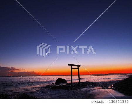 秋の知多半島　夕焼けに染まる空を背景に建つつぶてヶ浦の鳥居 136851583