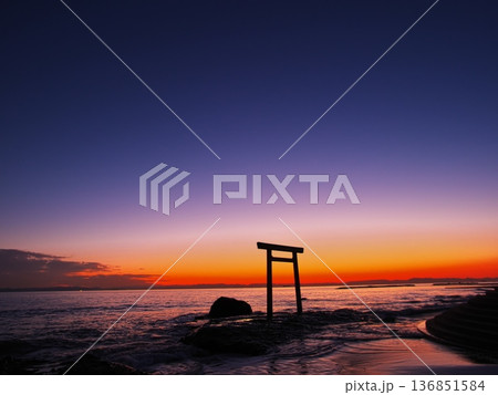 秋の知多半島　夕焼けに染まる空を背景に建つつぶてヶ浦の鳥居 136851584