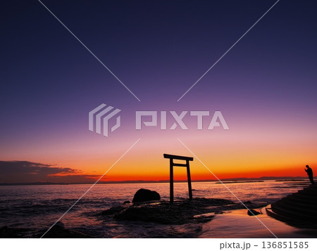 秋の知多半島　夕焼けに染まる空を背景に建つつぶてヶ浦の鳥居 136851585