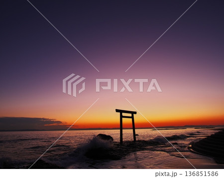 秋の知多半島　夕焼けに染まる空を背景に建つつぶてヶ浦の鳥居 136851586