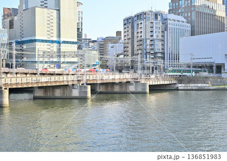 ビル谷間の“坑口”から地下軌道へ進入する京阪電車 136851983