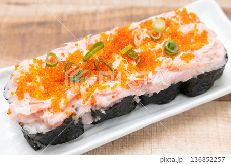 美味しいネギトロとカニの海苔巻き 136852257