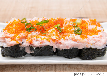美味しいネギトロとカニの海苔巻き 136852263