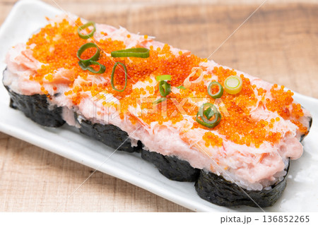 美味しいネギトロとカニの海苔巻き 美味しいネギトロとカニの海苔巻き 136852265