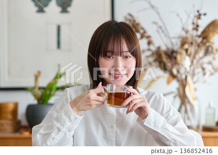 お茶を飲む女性 136852416