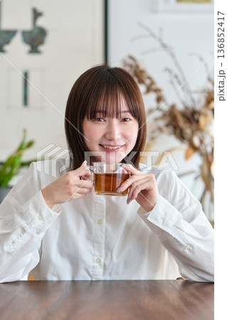 お茶を飲む女性 お茶を飲む女性 136852417