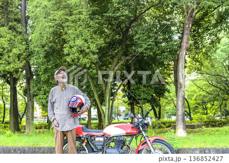 バイクライフ　笑顔のシニアライダーと旧車 136852427