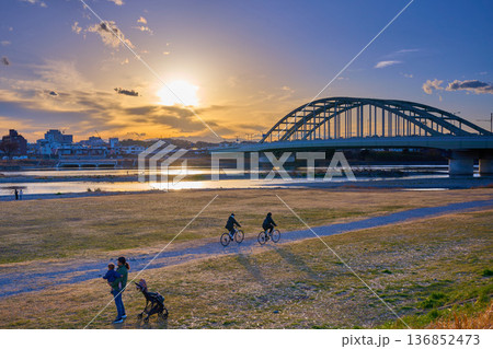 冬の夕方の東京都狛江市の多摩川河川敷から多摩水道橋と川崎市多摩区方面を見る 冬の夕方の東京都狛江市の多摩川河川敷から多摩水道橋と川崎市多摩区方面を見る 136852473