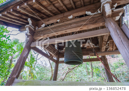 京都市　梵鐘と木造の鐘楼 136852478