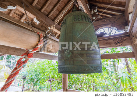 京都市　梵鐘と木造の鐘楼 136852483
