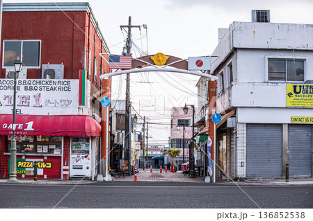沖縄県金武町の路地裏風景 沖縄県金武町の路地裏風景 136852538