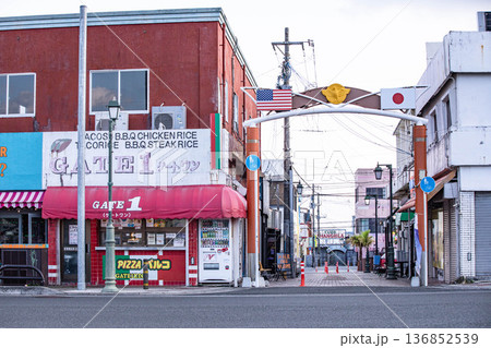 沖縄県金武町の路地裏風景 136852539