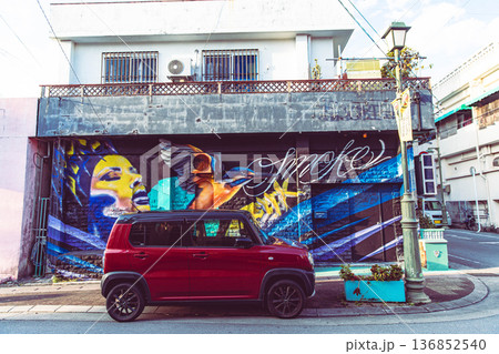 沖縄県金武町の路地裏風景 136852540