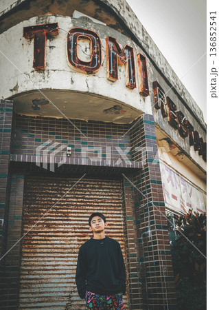 沖縄県金武町の路地裏風景 136852541