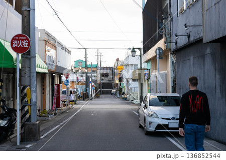 沖縄県金武町の路地裏風景 136852544