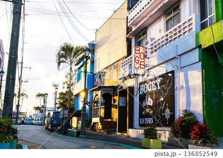 沖縄県金武町の路地裏風景 沖縄県金武町の路地裏風景 136852549