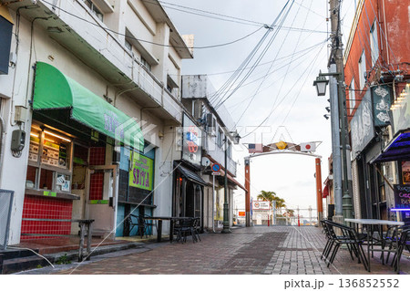 沖縄県金武町の路地裏風景 沖縄県金武町の路地裏風景 136852552