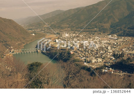 池田ダムと山あいの街 136852644