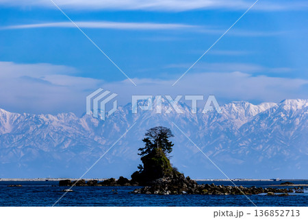 富山・雨晴海岸から望む冠雪の立山連峰と女岩の絶景 富山・雨晴海岸から望む冠雪の立山連峰と女岩の絶景 136852713