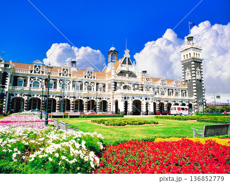 花いっぱいのダニーデンの荘重な鉄道駅 136852779