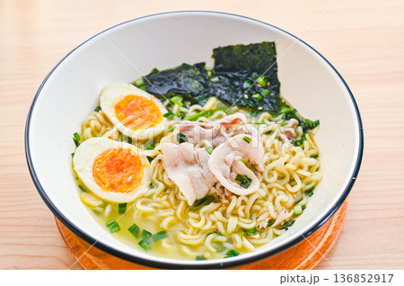 にらラーメン 塩味 にらラーメン 塩味 136852917