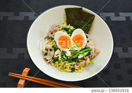 インスタントのニラまぜそば 136852918