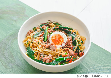 ニラまぜそば　卵とそぼろのせ 136852924