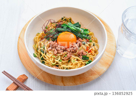 ニラまぜそば　卵とそぼろのせ 136852925