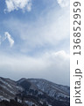 青空と雪山　冬の山並みと雲の風景 136852959