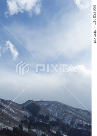 青空と雪山 冬の山並みと雲の風景 青空と雪山 冬の山並みと雲の風景 136852959